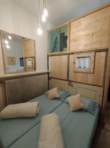 um quarto com duas camas com almofadas em Ladinische Jagerhof - Solaria CIPAT: 022113-AT-013003 em Campestrin