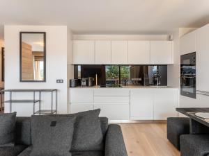 Kuchyňa alebo kuchynka v ubytovaní Appartement spacieux avec accès bien-être, proche des pistes et du centre de Megève - FR-1-569-46