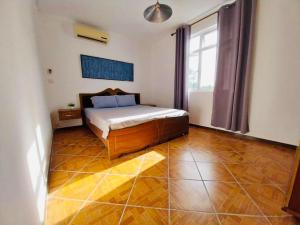 Katil atau katil-katil dalam bilik di Spacious Three Bedroom Apartment +15 gambar