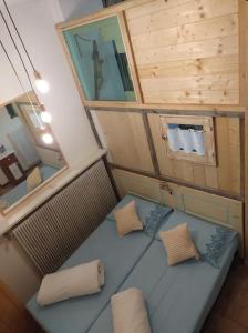 uma vista sobre uma cama num pequeno quarto em Ladinische Jagerhof - Solaria CIPAT: 022113-AT-013003 em Campestrin