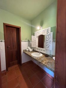 y baño con lavabo y espejo. en Vila ORIBA en Santo André