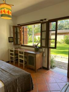 聖安德烈的住宿－Vila ORIBA，一间卧室设有书桌和窗户。