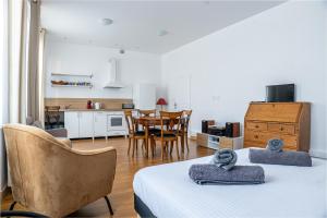 um quarto com uma cama e uma cozinha com uma mesa em Le Carteron Annecy em Annecy