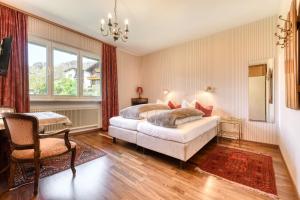 a bedroom with a bed and a desk and a chair at Ferienhaus Tinabella - bei der Hochjochbahn - Sivretta Montafon in Schruns-Tschagguns