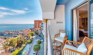een balkon met stoelen en uitzicht op de oceaan bij Numa Port Hotel in Alanya