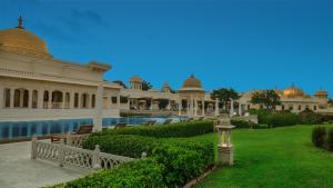 Bazén v ubytování The Oberoi Udaivilas Udaipur nebo v jeho okolí