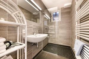 a bathroom with a sink and a mirror at Ferienhaus Tinabella - bei der Hochjochbahn - Sivretta Montafon in Schruns-Tschagguns