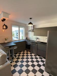 Η κουζίνα ή μικρή κουζίνα στο Bel appartement Meyzieu centre proche Tramway