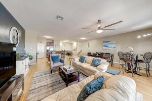 una sala de estar con un sofá y una mesa en Texas Two Steps From Beach, en Padre Island
