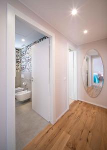 een witte badkamer met een spiegel en een wastafel bij Le Dimore di Giò in Ortona