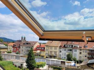 una vista da una finestra di una città con edifici di Hotel Scheffelhof a Bad Säckingen