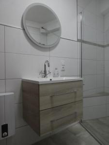 a bathroom with a sink and a mirror at Ferienwohnung Am Hirschpark in Bad Pyrmont