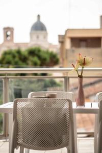 a vase with a flower sitting on a table at Le Dimore di Giò in Ortona