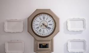 un reloj está colgando de una pared blanca en Casa Abuela Toña by Huskalia - city center, en Los Llanos de Aridane