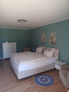 a bedroom with a large bed and a couch at Ferienwohnung Am Hirschpark in Bad Pyrmont