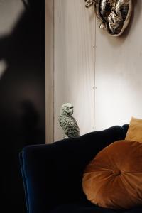 a stuffed bird sitting on the back of a couch at Studio Verver in Bergen