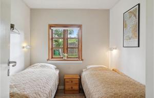 Postel nebo postele na pokoji v ubytování 3 Bedroom Stunning Home In Vggerlse