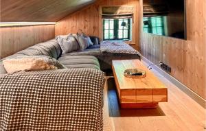 ein Wohnzimmer mit einem Sofa und einem Couchtisch in der Unterkunft 5 Bedroom Stunning Home In Vringsfoss in Maurset