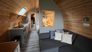 una vista aérea de una sala de estar y cocina en una casa pequeña en 21 Callanish Luxury Pod, en Callernish