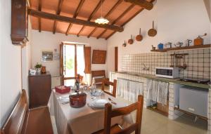 uma cozinha com mesa e cadeiras e uma cozinha com balcão em 5 Bedroom Cozy Apartment In Montorsaio em Montorsaio