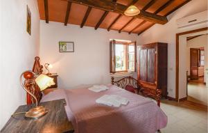 um quarto com uma cama e uma mesa de madeira em 5 Bedroom Cozy Apartment In Montorsaio em Montorsaio