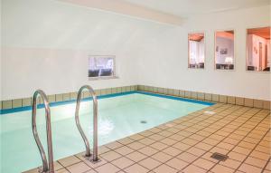 - une grande piscine d'eau bleue dans une chambre dans l'établissement Awesome Home In Oksbl With Kitchen, à Oksbøl