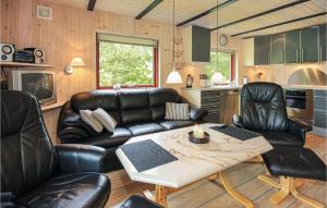 Lønne HedeにあるAmazing Home In Nrre Nebel With 3 Bedrooms, Sauna And Wifiのリビングルーム(革製家具、テーブル付)