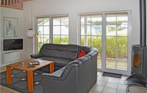salon z kanapą i kominkiem w obiekcie 4 Bedroom Lovely Home In Nrre Nebel w mieście Lønne Hede