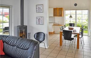 sala de estar con sofá y mesa con chimenea en 4 Bedroom Lovely Home In Nrre Nebel, en Lønne Hede