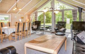 een woonkamer met een tafel en stoelen bij Awesome Home In Oksbl With Sauna in Oksbøl