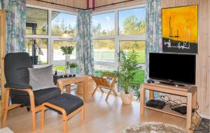 ヘンネ・ストランドにあるAmazing Home In Henne With 3 Bedrooms, Sauna And Wifiのリビングルーム(テレビ、大きな窓付)