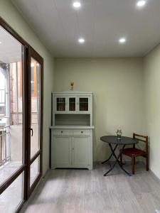 um quarto com uma mesa, uma prateleira e uma mesa em Mtatsminda Apartment Best View em Tbilisi