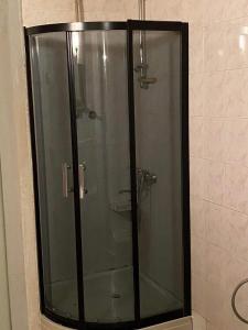 um chuveiro com uma porta de vidro na casa de banho em Mtatsminda Apartment Best View em Tbilisi