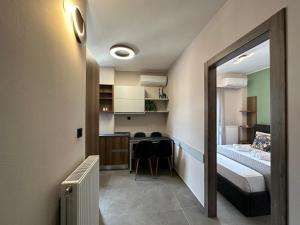 mały pokój z łóżkiem i małą kuchnią w obiekcie Top Line & Modern Apartments in Ioannina w mieście Janina