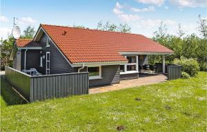 FalenにあるNice Home In Hemmet With Saunaのオレンジ色の屋根の小さな黒い家