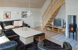 Lønne HedeにあるCozy Home In Nrre Nebel With Kitchenのリビングルーム(ソファ、テーブル、テレビ付)