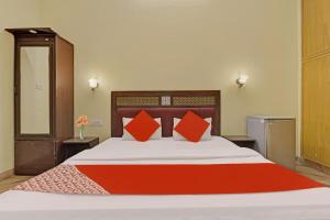 เตียงในห้องที่ Flagship Hotel Kartikey Stays