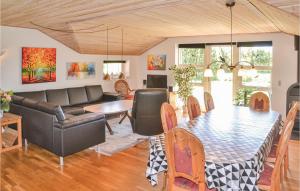 sala de estar con mesa y sofá en Gorgeous Home In Oksbl With Kitchen, en Oksbøl