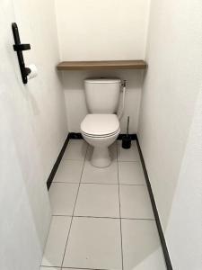 a small bathroom with a toilet in a stall at Convivial appartement de charme avec balcon , 95 m2 en hyper-centre de Saint-Brieuc. Tout confort, grand salon avec vidéoprojecteur - 3 chambres - Parking in Saint-Brieuc +22 photos