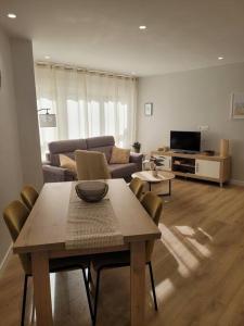 sala de estar con mesa y sofá en Apartamento Azabache, en Zaragoza