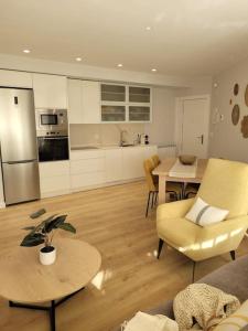 cocina y sala de estar con mesa y sillas en Apartamento Azabache, en Zaragoza