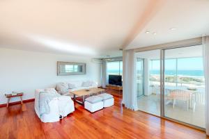 a living room with a couch and a table at Oceana Suites en Esturion, frente a playa Brava in Punta del Este