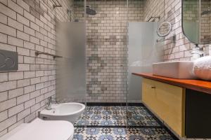 y baño con lavabo y aseo. en Vila Origens Boutique Hotel Albufeira – Adults Only, en Albufeira