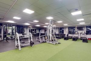 een fitnessruimte met veel apparatuur in een kamer bij Village Hotel Swansea in Swansea