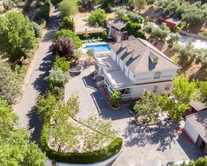 eine Luftansicht eines Hauses mit Pool in der Unterkunft Villa Fuji Sierra de la Pandera Jaén in Jaén