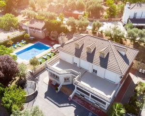 una vista aérea de una casa con piscina en Villa Fuji Sierra de la Pandera Jaén en Jaén