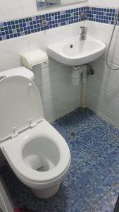 bagno con servizi igienici bianchi e lavandino di Relaince Inn a Hong Kong