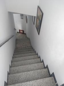 uma escada num quarto branco com uma escada em Amplio y luminoso piso con vista a Carrera Oficial em Fernán-Núñez