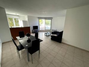 sala de estar con mesa y sofá en Appartement Vasseur T3 Grande Terrasse, en Toulouse