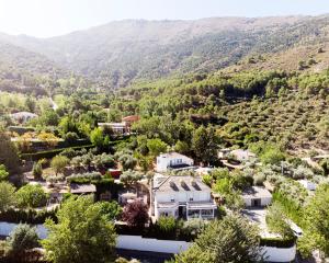 una vista aérea de una casa en las montañas en Villa Fuji Sierra de la Pandera Jaén, en Jaén